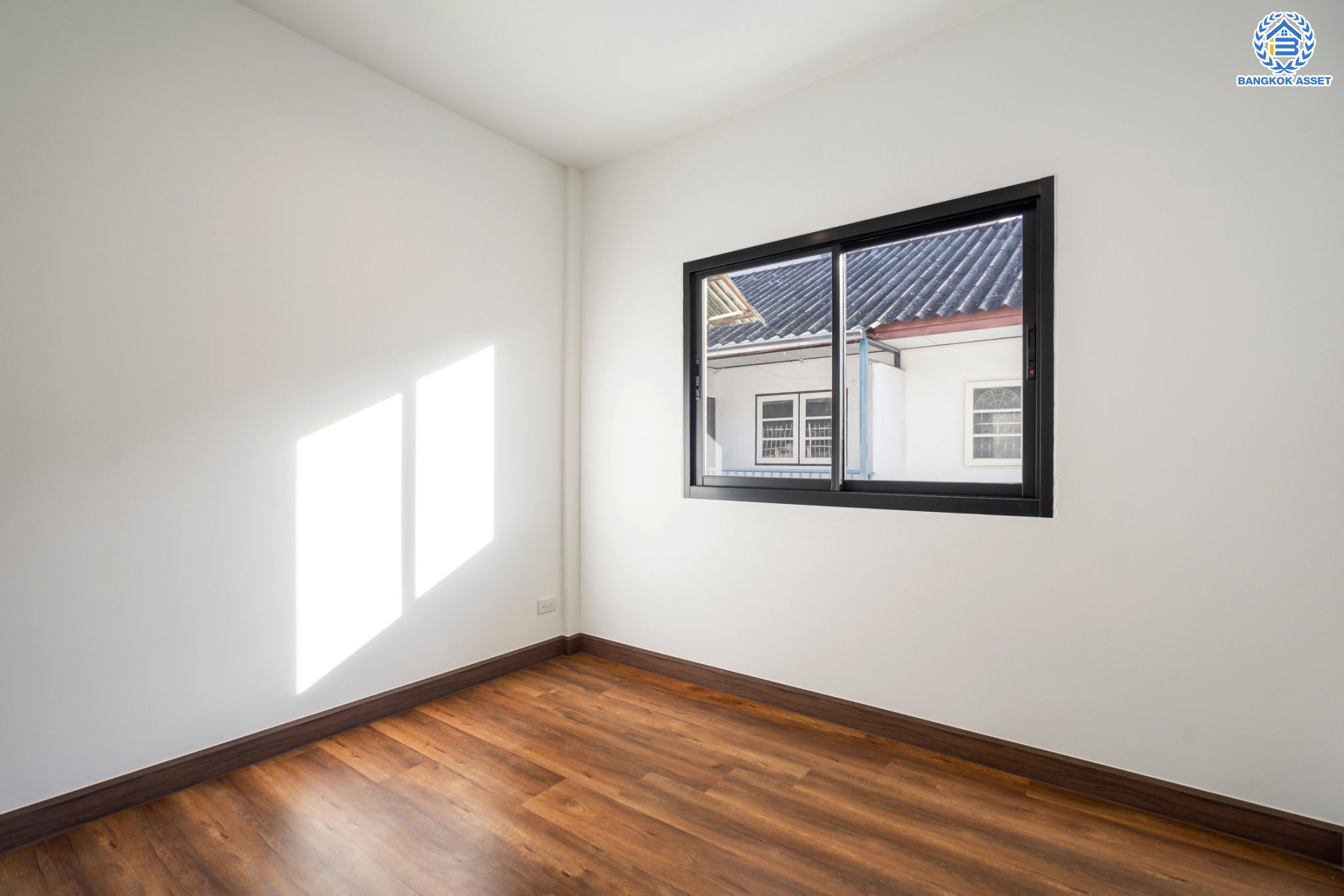 บ้านมือสองตกแต่งใหม่ ม.ซื่อตรง รัตนาธิเบศร์ หลังมุม หน้าโครงการติดรถไฟฟ้า "สถานีไทรม้า"!! เนื้อที่ 34 ตร.ว. ฟังก์ชัน 3 ห้องนอน 3 ห้องน้ำ 1 ห้องอเนกประสงค์ 1 ที่จอดรถ เชื่อมต่อได้หลายเส้นทาง ใกล้ เซ็นทรัลรัตนาธิเบศร์ และทางด่วน "งามวงศ์วาน"